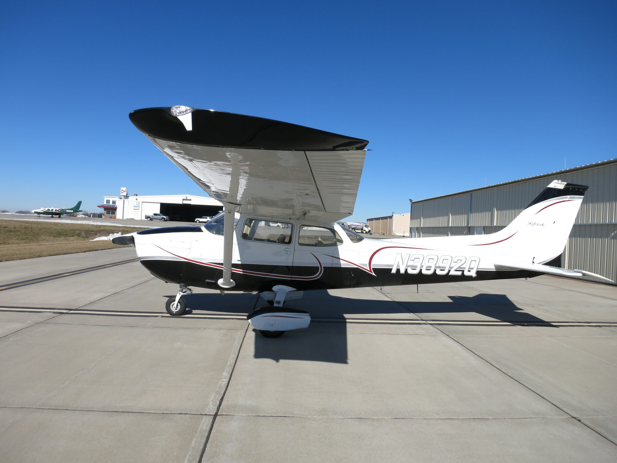 N3892Q Cessna 172L photo 2 of 8